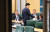 더불어민주당 우상호 비대위원장(왼쪽)이 9일 서울 여의도 국회의원회관에서 열린 재선의원 간담회에서 참석자들과 대화를 하고 있다.연합뉴스