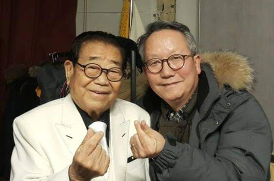송해 선생(왼쪽)과 그의 평전 『나는 딴따라다』 를 펴낸 오민석 교수. [사진 오민석]