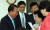2011년 5월 18일 한나라당 친이계 의원들의 모임인 '함께 내일로'가 서울 여의도 사무실에서 조찬모임을 마친 뒤 안경률 대표가 인사하며 나오고 있다. 중앙포토