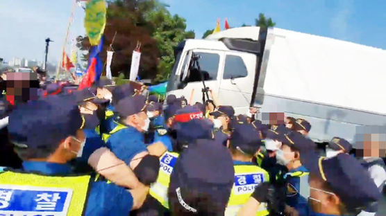 경찰, 공장 앞에서 운송 방해 화물연대 15명 체포