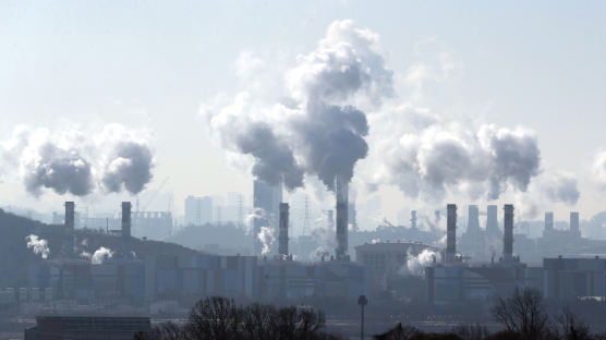 대형사업장 내뿜는 대기오염물질, 4년 만에 절반으로 줄었다