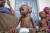 소말리아 모가디슈에 있는 영양실조 치료센터에 영양실조인 두 살난 아이가 엄마 옆에 앉아 있다. AP=연합뉴스 