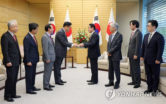 지난 4월 26일 일본을 방문해 기시다 후미오 일 총리를 만난 한국 측 정책협의대표단. 오른쪽에서 세번째가 윤덕민 신임 주일대사 지명자.