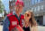 8일(현지시간) 영국 런던 웨스트민스터 인근에서 '빅이슈' 판매원으로 변신한 윌리엄 왕세손(왼쪽)과 기념사진을 찍는 시민. 로이터=연합뉴스