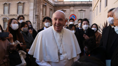 프란치스코 교황, 무릎 통증으로 내달 아프리카 순방 연기