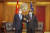 솔로몬제도위 소가바레 총리(오른쪽)과 중국 왕이 외교부장. 연합뉴스