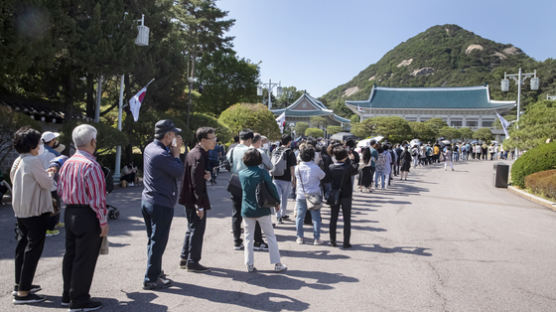 개방 한달뒤 돌변한 靑 앞 풍경…편의점·맥주집 난리 났다