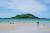 에메랄드빛 바다가 아름다운 협재해수욕장. 바다 너머의 비양도 덕분에 이국적인 분위기가 물씬 풍기는 해변이다. 사진 제주관광공사