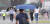 지난 9일 오후 서울 서대문구에서 한 시민이 옷으로 소나기를 막으며 뛰어가고 있다.   연합뉴스