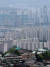  12일 오후 남산에서 바라본 서울 아파트 단지 등 주택가 모습.   서울의 아파트 매수심리가 5주 연속 위축된 가운데 매매수급지수가 90 이하로 떨어졌다. [연합뉴스]