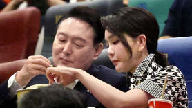 尹대통령 부부, 팝콘 나눠 먹으며…메가박스서 '브로커' 관람