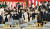 지난 2020년 6월 일본 삿포로의 한 초등학교에서 마스크를 쓴 학생들이 입학식을 하고 있다. 일본의 입학식은 4월이지만 코로나19 유행으로 두 달 미뤄져 열렸다. [AP=연합뉴스]