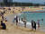 지난 12일 오후 강원 강릉시 견소동 안목해변을 찾은 일부 관광객이 바닷물에 들어가 물놀이를 즐기는 모습. 박진호 기자 