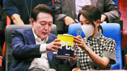 [사진] 윤 대통령 부부, 메가박스 성수점서 ‘브로커’ 관람