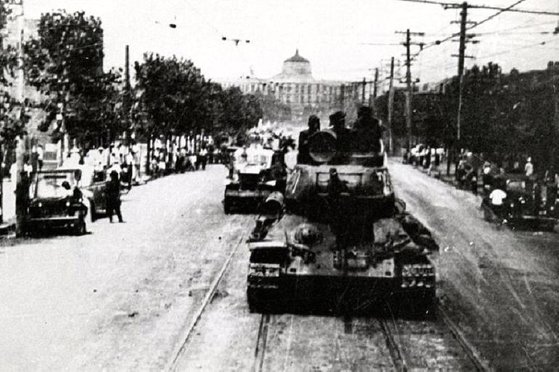 1950년 6월 25일 소련제 탱크 등을 몰고 38분계선을 넘은 북한 인민군. 전날 국군은 자정을 기해 비상경계령을 해제했다. 많은 병력이 병영 밖으로 나간 상태에서 북한군은 손쉽게 서울을 점령했다. 중앙포토