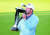 LIV 골프 인비테이셔널 개막전 우승 직후 트로피에 입맞추는 찰 슈워젤. [로이터=연합뉴스]
