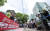 유튜브 채널 '서울의소리' 관계자들이 14일 오후 서울 서초구에 위치한 윤석열 대통령의 자택 앞에서 24시간 집회를 시작하고 있다.   연합뉴스