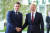 에마뉘엘 마크롱 프랑스 대통령(왼쪽)이 지난달 10일 독일 베를린을 방문해 올라프 숄츠 독일 총리를 만나 악수하고 있다. 신화=연합뉴스