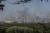 우크라이나 동부 루한스크주의 세베로도네츠크에 있는 아조트 화학공장에서 지난 10일(현지시간) 러시아군 공격으로 시커먼 연기가 치솟고 있다. [로이터=연합뉴스]