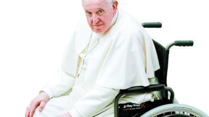 무릎 아파 휠체어 탄 교황 “아프리카 순방 미뤄 유감”
