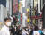 13일 서울 중구 명동 음식점 거리에서 시민들이 지나가고 있다. 뉴스1