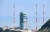 한국형 발사체 누리호(KSLV-Ⅱ) 2차 발사일을 하루 앞둔 15일 전남 고흥군 나로우주센터 발사대에 누리호가 기립해 있다. 뉴스1