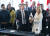 제페 코포드 덴마크 외무장관(가운데)이 14일 캐나다 수도 오타와에서 멜라니 졸리 캐나다 외무장관(오른쪽)에게 한스 섬 영토를 나눠 갖는 협정에 서명한 후 코펜하겐산 위스키를 선물하고 있다. AP=연합뉴스