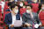 민의힘 이준석 대표(왼쪽)와 권성동 원내대표가 15일 오후 서울 여의도 국회 의원회관에서 열린 '디지털플랫폼산업의 혁신과 성장을 위한 과제'를 주제로 한 토론회에 참석해 대화하고 있다.연합뉴스