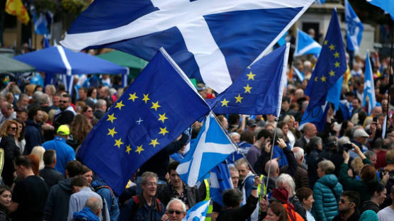 잊을만하면 나오는 스코틀랜드 독립…“내년 말까지 국민투표”