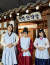 박민아·서연우·나예현(왼쪽부터) 학생기자가 서울한방진흥센터에서 조선시대 의원·의녀들의 의복을 갖추고 약재와 한의학에 대해 알아봤다.