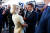 마크롱 프랑스 대통령이 우크라이나 키이우역에 도착해 이리나 베레슈크 우크라이나 부총리와 인사하고 있다. AFP=연합뉴스