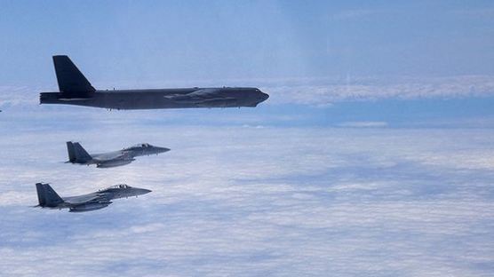 미 B-52 폭격기, 특수 정찰기 코브라볼 잇따라 日 상공서 포착