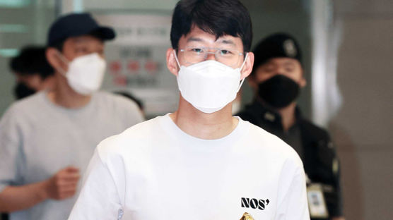 손흥민 'NOS7' 공항패션 티셔츠 베일벗었다…가격 의외네