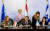 우르줄라 폰 데어 라이엔 EU 집행위원장이 카드리 심슨 EU 에너지정책 담당 위원, 타렉 엘 몰라 이집트 에너지 장관, 카린 엘하라르 이스라엘 에너지장관이 협약서에 서명하는 모습을 지켜보고 있다. 연합뉴스