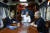마리오 드라기 이탈리아 총리, 에마뉘엘 마크롱 프랑스 대통령, 올라프 숄츠 독일 총리(왼쪽부터)가 16일(현지시간) 폴란드를 출발해 우크라이나 키이우로 향하는 열차에서 대화하고 있다. AP=연합뉴스