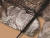 통일신라 금박유물 '선각단화쌍조문금박'의 문양 선 두께와 머리카락 두께를 비교한 사진. [사진 국립경주문화재연구소]