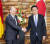 기시다 후미오(오른쪽) 일본 총리가 지난 4월 일본을 방문한 올라프 숄츠 독일 총리와 도쿄 총리관저에서 정상회담을 하기 전 악수하고 있다. 연합뉴스
