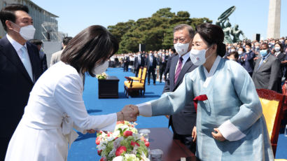 "계속 거절은 예의 아니라"...김건희-김정숙 여사 깜짝 회동