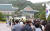 지난 15일 오후 청와대를 찾은 시민들이 본관 입장을 위해 줄을 서 있는 모습. 연합뉴스 