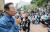 이재명 더불어민주당 의원이 18일 오후 인천시 계양구 계양산 야외공연장 앞에서 열린 이재명과 위로걸음 '같이 걸을까' 행사에서 주민들과 이야기를 나누고 있다. 뉴스1