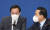 더불어민주당 우상호 비상대책위원장(왼쪽)과 박홍근 원내대표가 17일 오전 서울 여의도 국회에서 열린 비상대책위원회 회의에서 대화를 나누고 있다. 연합뉴스