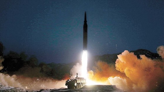  북한이 1월 11일 시험발사한 극초음속미사일. 북한은 극초음속미사일로 한국형 미사일 방어망을 뚤으려고 하고 있다. [노동신문=뉴스1]