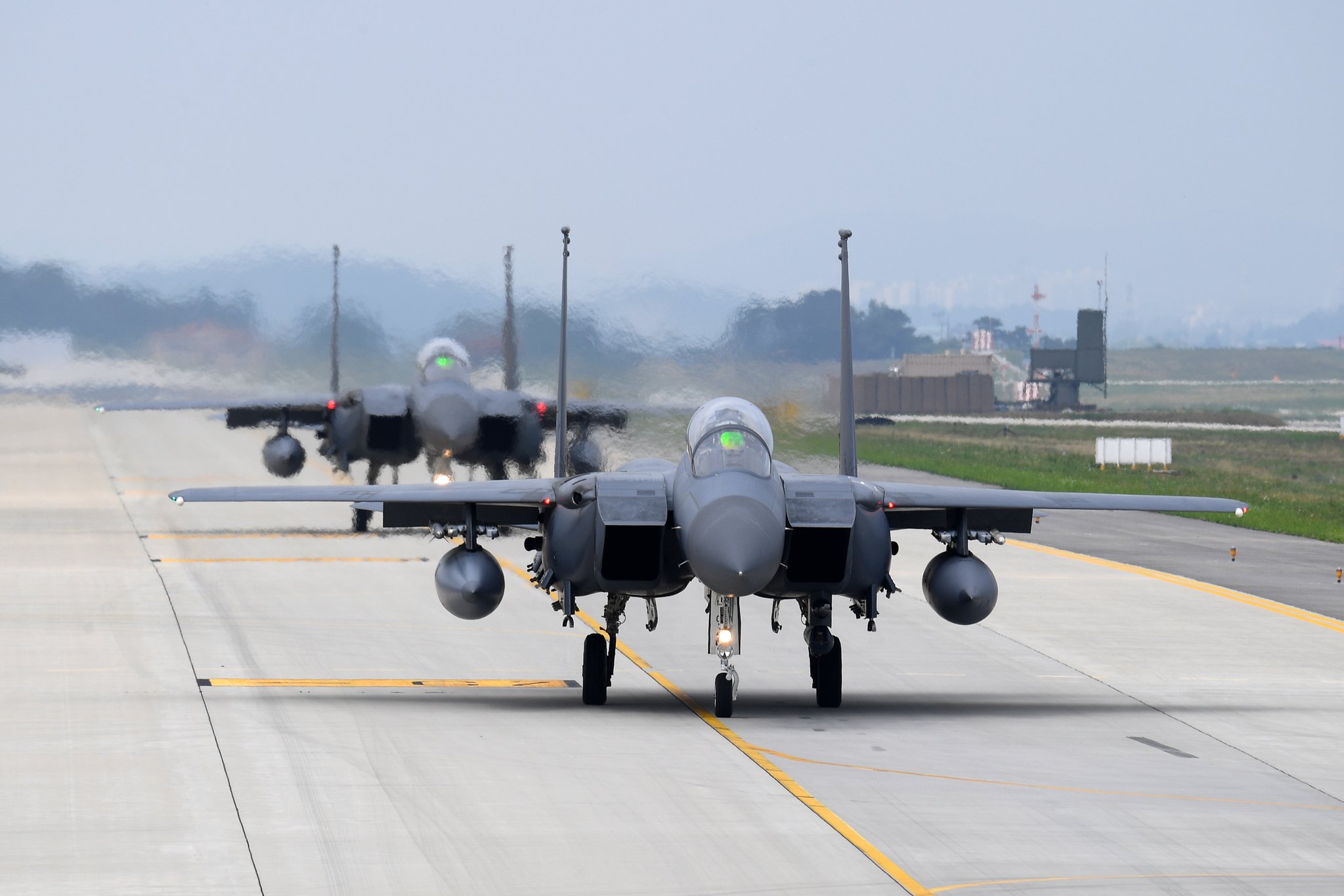 공군이 20일부터 24일까지 진행하는 청주기지에서 대규모 전역급 공중종합훈련인 소링 이글(Soaring Eagle) 훈련에 참여한 F-15K 전투기가 공중임무를 위해 줄지어 출격하는 모습. 사진 공군