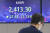 20일 서울 중구 을지로 하나은행 본점 딜링룸 현황판에 코스피가 표시돼 있다.   이날 코스피는 전장보다 8.96포인트(0.37％) 오른 2,449.89로 개장했다. 연합뉴스