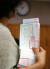 서울 종로구 교남동 주민센터에서 한 유권자가 2018 지방선거 서울시교육감 투표 용지를 들고 기표소 순서를 기다리고 있다. 교육감 투표 용지에는 정당과 기호가 표시되지 않는다. [연합뉴스]