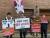 2017년 11월11일 민병두 더불어민주당 의원(왼쪽에서 두번째)은 이명박 전 대통령의 서울 논현동 사저 앞에서 이 전 대통령의 출국금지를 요구하는 플래카드를 들고 시위에 나섰다.  [민병두 전 의원 페이스북]