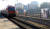 러시아 모스크바에서 역외 영토인 칼리닌그라드로 가는 열차가 지난 3월 리투아니아 수도 빌뉴스를 통과하고 있다. 빌뉴스 철도역에는 우크라이나 전쟁 참상이 담긴 사진이 전시되어 있다. AFP=연합뉴스