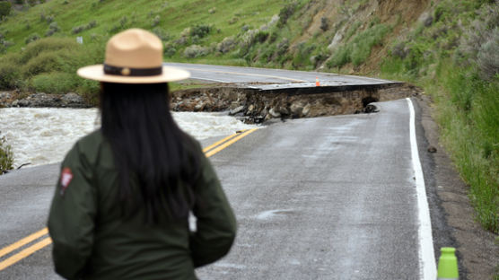 폭우 피해로 잠정 폐쇄된 美 옐로스톤 국립공원, 관광객 출입 일부 허용