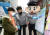 인천 논현경찰서 경찰관들이 지난 3월 학생들을 대상으로 학교폭력 예방 활동을 하고 있다. 경찰은 이처럼 수사와 치안 유지 업무 이외의 일에 자주 동원된다. [뉴스1]