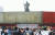 2008년 6월 10일 서울 세종로 일대에서 열린 6촛불집회에서 경찰이 시위대의 청와대 진출을 막기위해 광화문 네거리에 쌓아놓은 컨테이너 장애물에 시민들이 명박산성이라 이름 붙인 현수막이 걸려 있다. 연합뉴스
